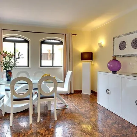 Villa Sleeps 8 With Pool Air Con And Wifi