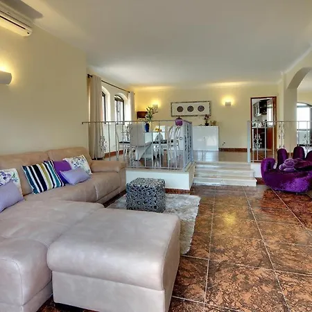 Sleeps 8 With Pool Air Con And Wifi
