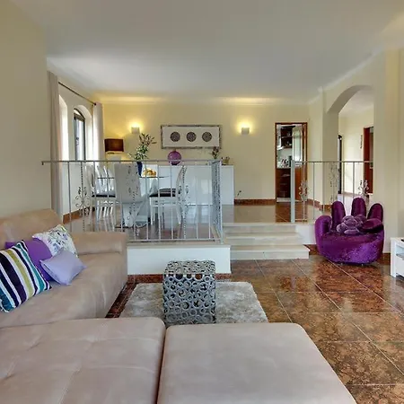 Sleeps 8 With Pool Air Con And Wifi