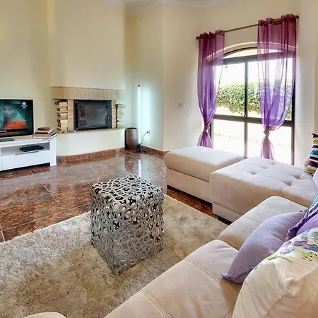 Vila Sleeps 8 With Pool Air Con And Wifi