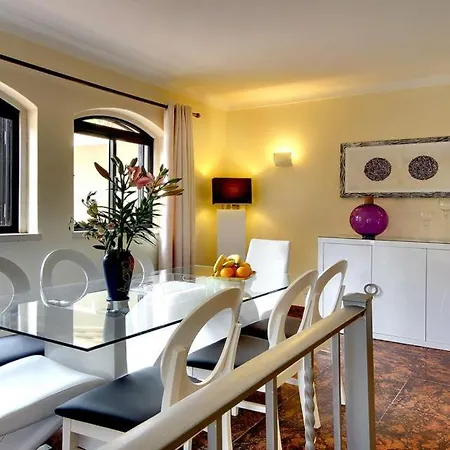 Vila Sleeps 8 With Pool Air Con And Wifi