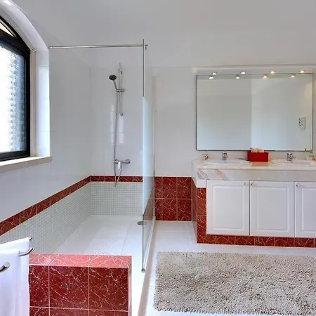 Vila Sleeps 8 With Pool Air Con And Wifi