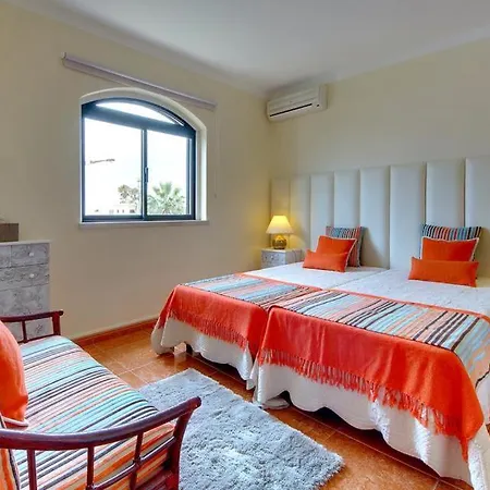 Villa Sleeps 8 With Pool Air Con And Wifi