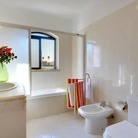 Sleeps 8 With Pool Air Con And Wifi *